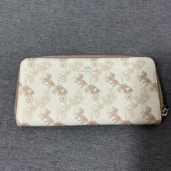 NWT COACH SLIM ACCORDION ZIP WALLET WITH HORSE AND CARRIAGE PRINt CREAM BEIGE - Picture 3 of 11